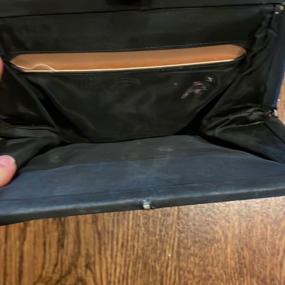 Vintage Black patent leather clutch with bow and gold clasp. - Picture 4 of 5